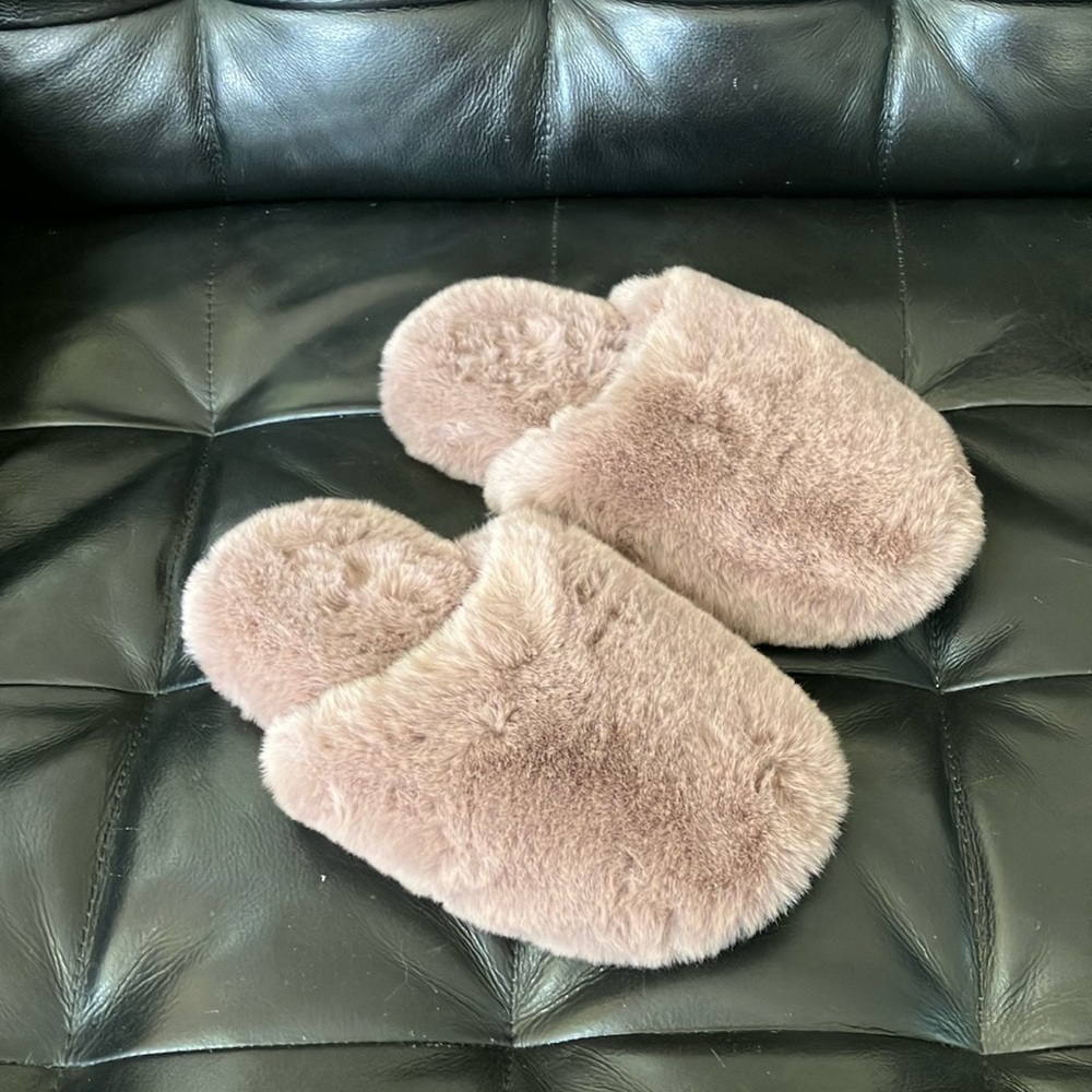 Cozy Faux Fur Slippers women’s size 8.5-9 in Light mauve/brown